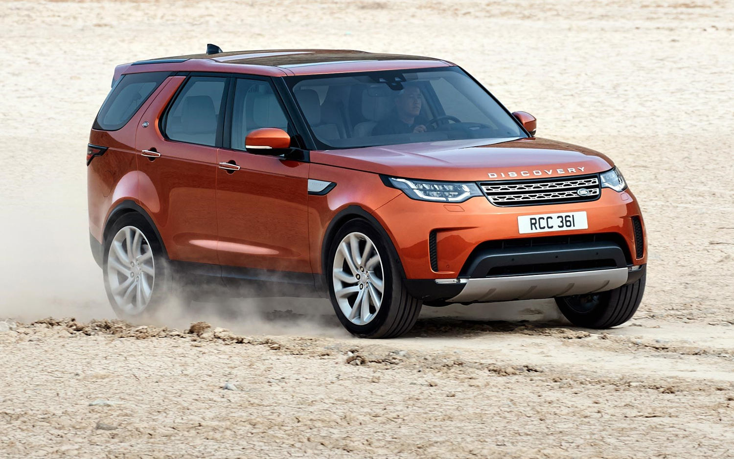 Comparison - Land Rover Discovery HSE Td6 2020 - vs - Toyota Land ...
